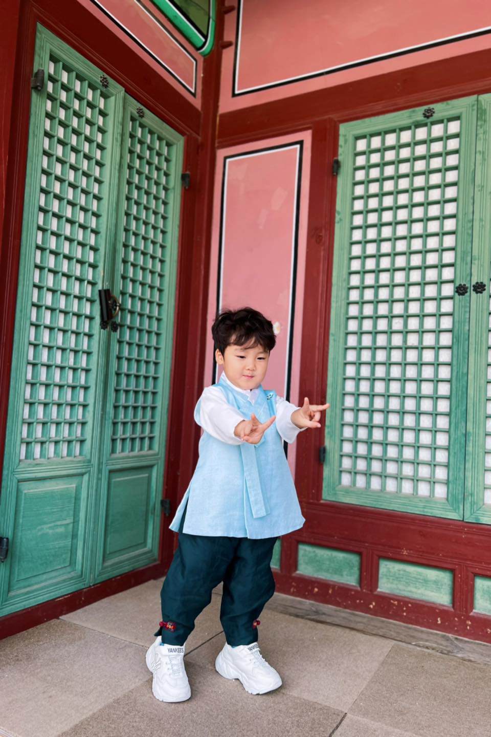 Con trai Hòa Minzy lên sóng, tóc uốn xoăn chuẩn style soái ca Hàn Quốc - ảnh 6
