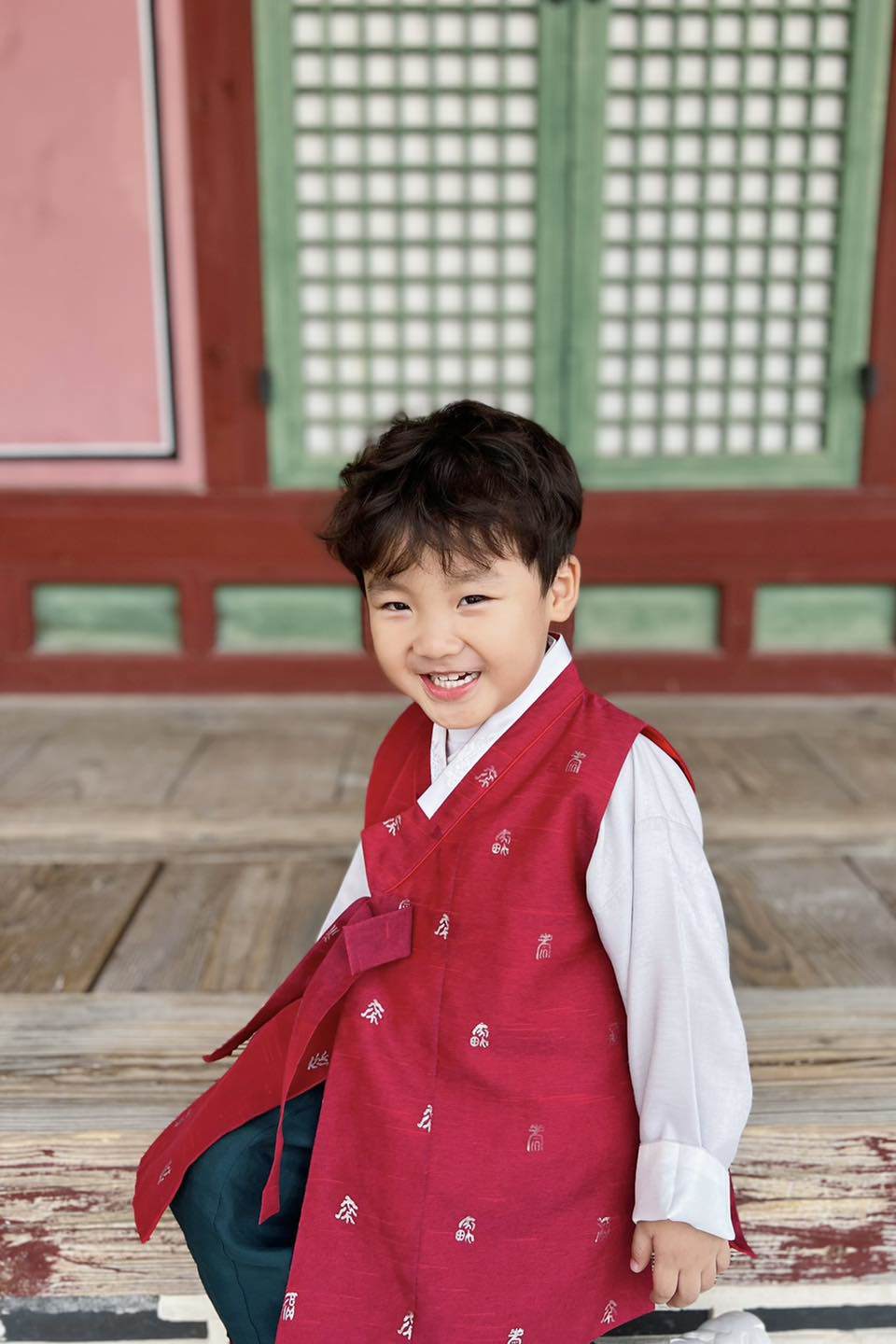 Con trai Hoà Minzy diện 2 bộ Hanbok: 1 bộ màu xanh ngọc và 1 bộ màu đỏ