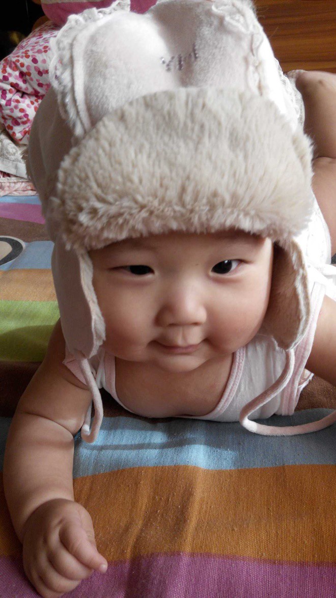 Em bé sinh ra di truyền ngoại hình hoàn toàn từ bố khiến cô Vương không khỏi thở dài (Ảnh minh hoạ)