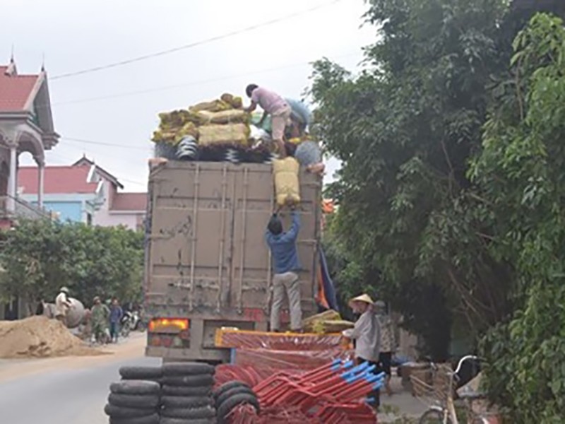 Người dân thu mua phế liệu từ Lào và mang đồ dân dụng từ trong nước sang Lào bán