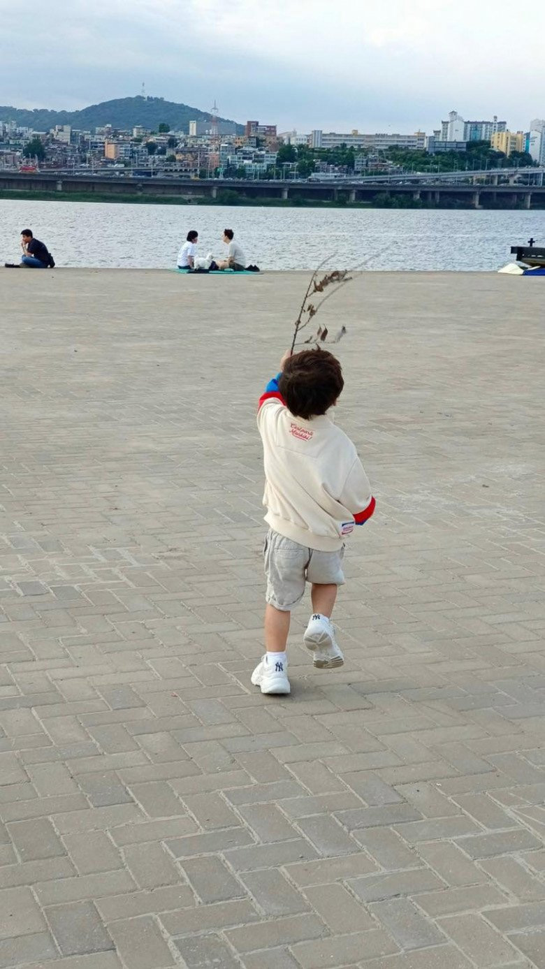 Bé Bo thoải mái vui chơi bên bờ sông Hàn lộng gió