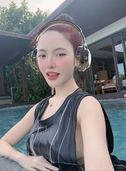 Cùng thời điểm, Chu Thanh Huyền cũng đăng ảnh ở bể bơi