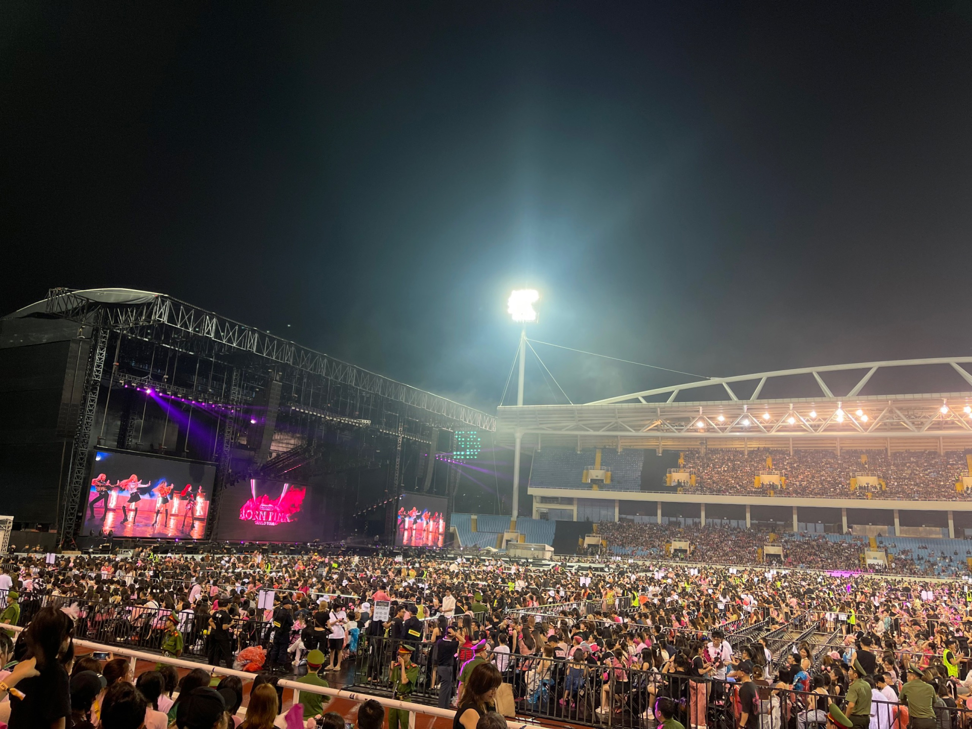 Hàng nghìn khán giả đã có mặt ở Sân vận động Mỹ Đình để tham dự concert biểu diễn của BLACKPINK