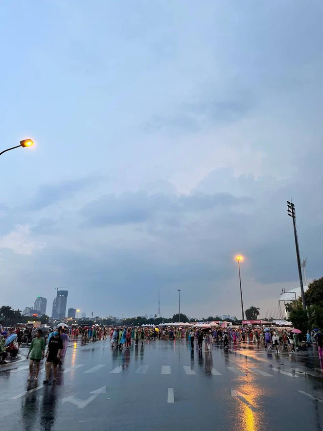 Cơn mưa lớn khiến đám đông hỗn loạn, tìm chỗ trú và mua áo mưa