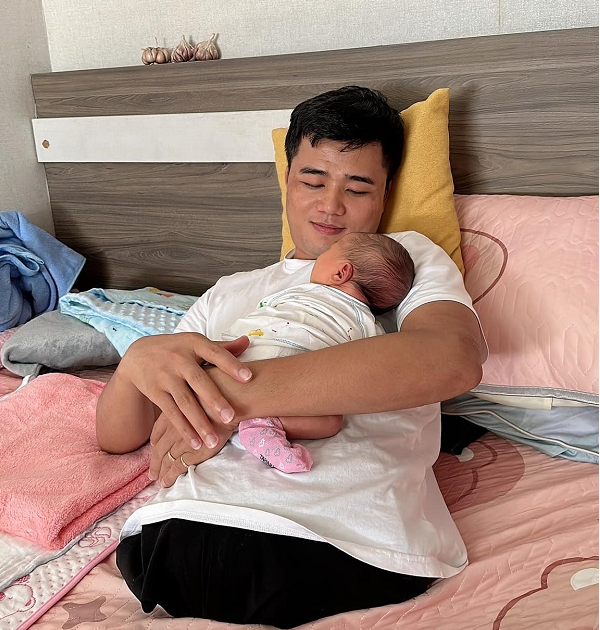 Tô Đình Khánh rất khéo léo trong việc chăm con, giúp vợ việc nhà