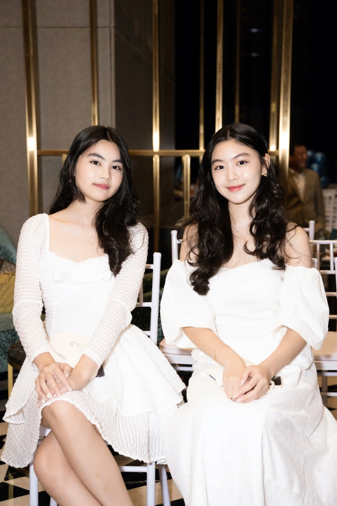 Hai ái nữ nhà MC Quyền Linh - Dạ Thảo sở hữu nhan sắc xinh đẹp cùng chiều cao nổi bật