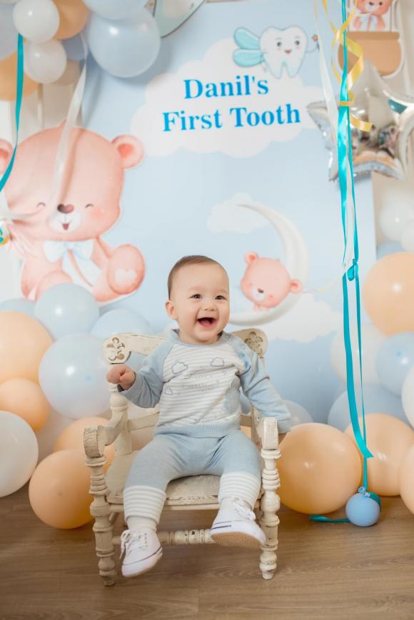 Vợ chồng thủ môn Bùi Tiến Dũng đã khoe bộ ảnh mới nhân dịp con trai hơn 8 tháng và mọc chiếc răng đầu tiên