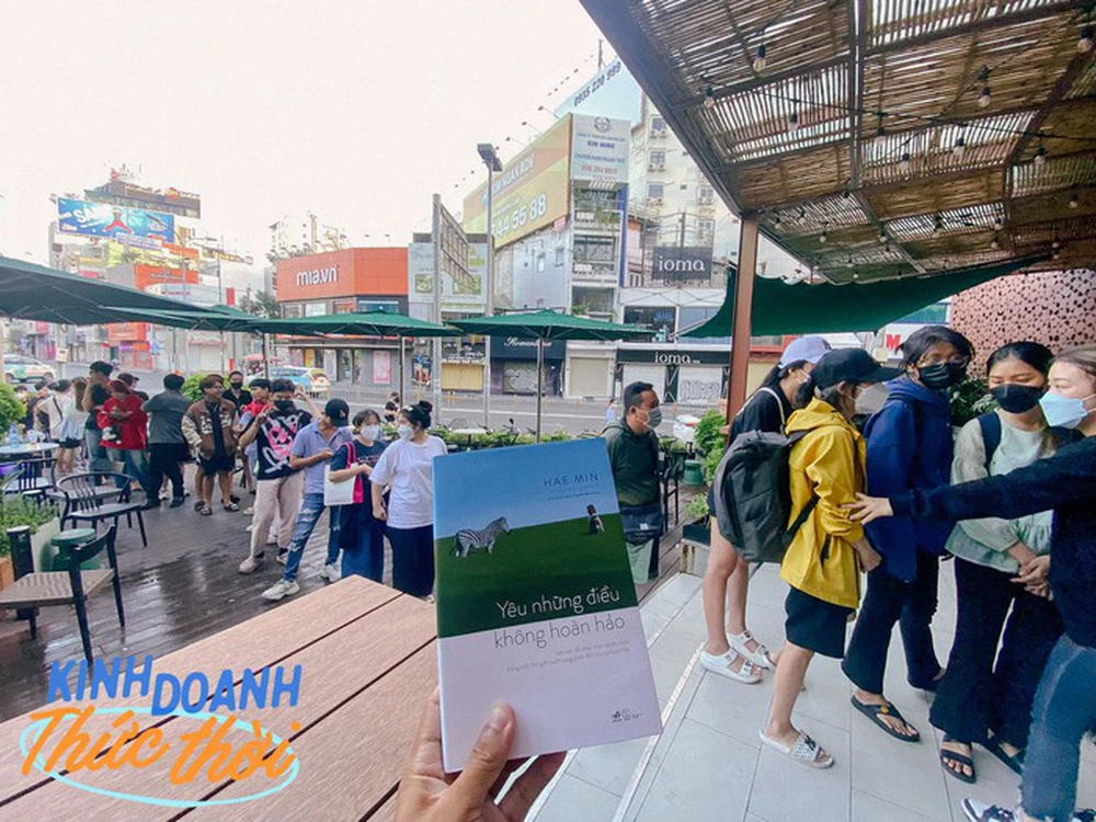 Mọi người xếp hàng mua ly (Nguồn ảnh: Báo Phụ nữ Việt Nam)