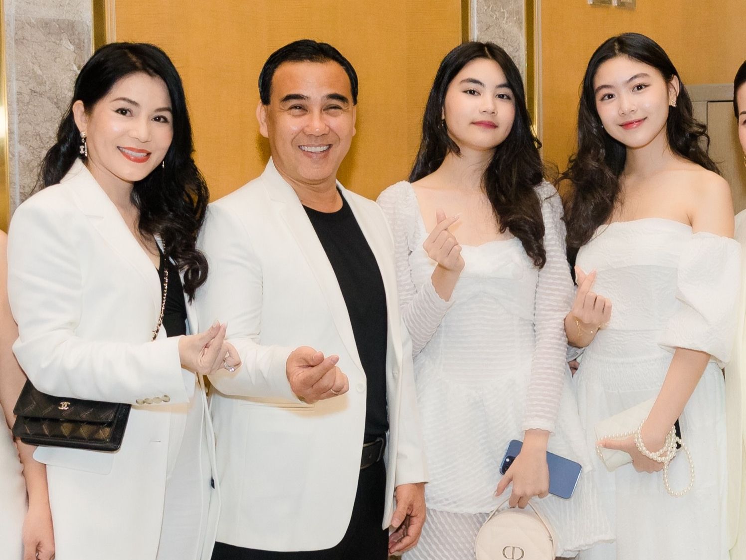 Vợ chồng MC Quyền Linh và 2 con gái