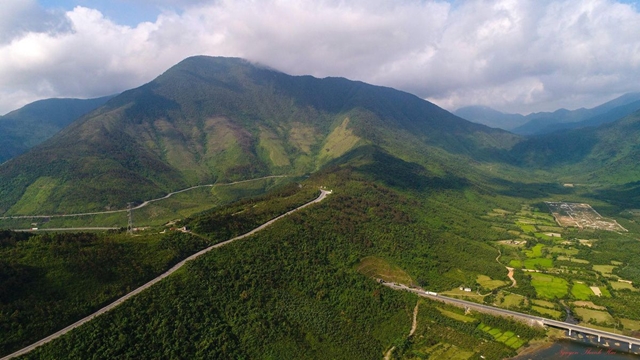 Đèo Ngang nằm ở ranh giới giữa xã Kỳ Nam, huyện Kỳ Anh, tỉnh Hà Tĩnh và xã Quảng Đông, huyện Quảng Trạch, Quảng Bình