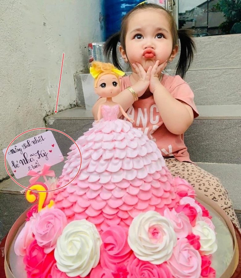 Tên trên chiếc bánh kem trong ngày sinh nhật con gái thứ 2 là Nhã Kỳ