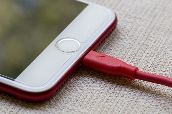 Người dùng không nên tiếp xúc da trực tiếp với điện thoại hoặc bộ sạc điện thoại khi nó đang kết nối với nguồn điện (Ảnh minh họa)