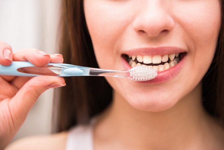 Với những loại kem đánh răng có thành phần làm trắng, giảm ê buốt thì không nên nhúng vào nước (Ảnh minh họa)