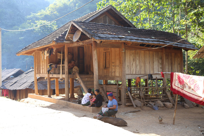 Người dân trú vào bóng râm của những ngôi nhà sàn ở huyện Tương Dương (Nghệ An) (Ảnh: VnExpress)