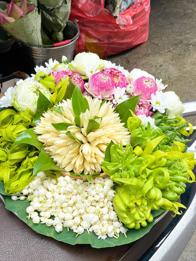 Mâm cúng thường được trang trí bằng hoa sen bởi đây là loài hoa tượng trưng cho Phật