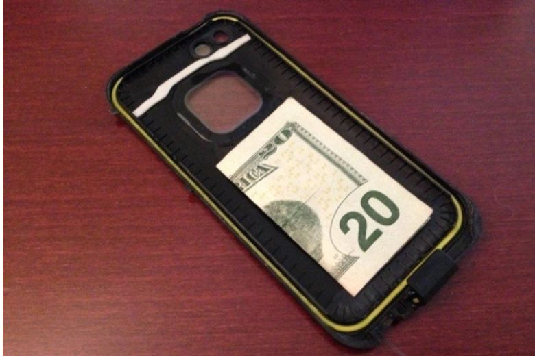 Nhiều người có thói quen bỏ tiền vào sau ốp điện thoại (Ảnh minh họa)
