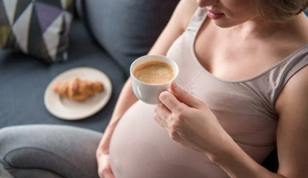 Bà bầu uống 2 cốc cà phê mỗi ngày có thể tăng nguy cơ bị sảy thai, sinh non, em bé sinh ra nhẹ cân, dị tật (Ảnh minh họa)