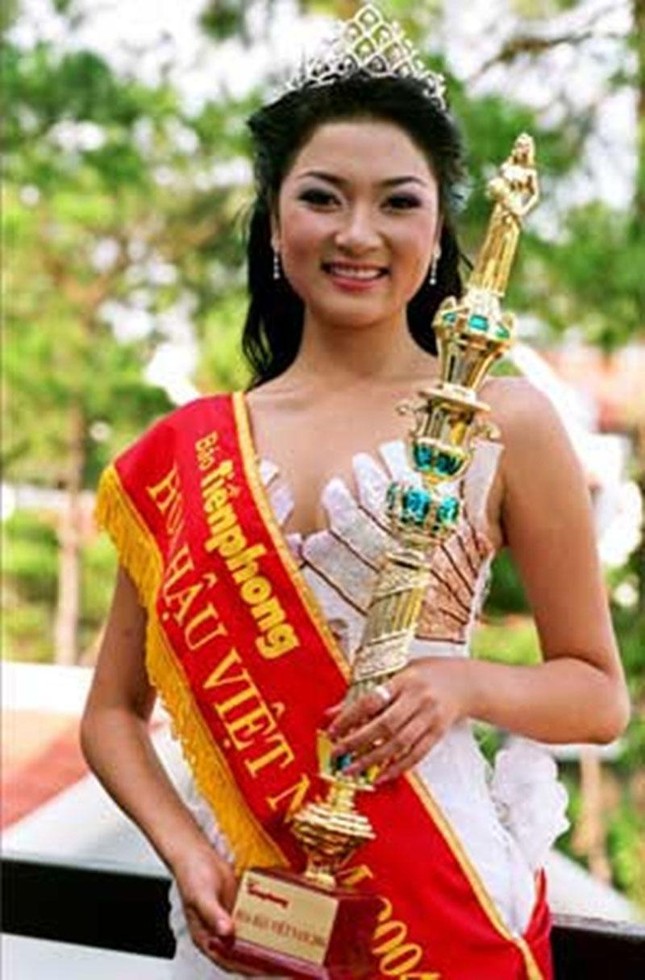 Nguyễn Thị Huyền đăng quang Hoa hậu Việt Nam 2004