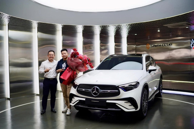 'Ông trùm sales Mẹc” chốt chiếc siêu xe Mercedes-Benz GLC 300 với Khoa Pug