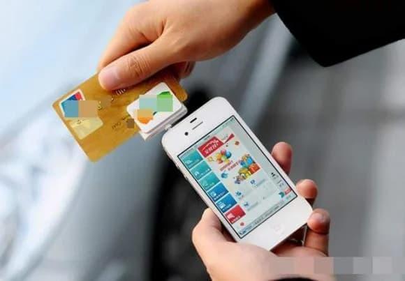 Giắc cắm tai nghe của điện thoại có thể kết nối với thẻ tín dụng để thực hiện giao dịch chuyển tiền (Ảnh minh họa)