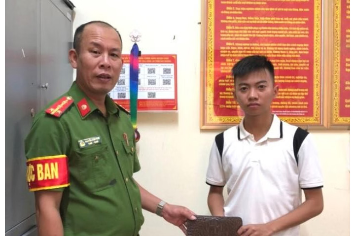 Sạu khi nhặt được ví, em Nguyễn Quang Huy mang đến trụ sở Công an xã Bình Lãng để giao nộp, nhờ trả lại cho người đánh mất (Ảnh: Báo Sức khoẻ và Đời sống)