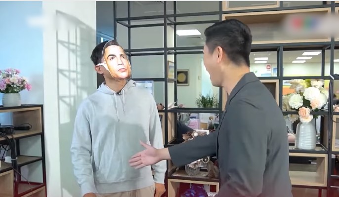 BTV Minh Tân bắt tay nhân vật đeo mặt nạ Ronaldo