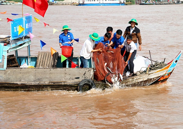 Người dân đánh bắt cá trên sông Vàm Nao (Ảnh: Lao động)