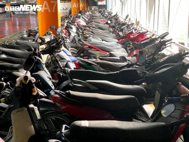 Có khoảng 700 chiếc xe máy không có người đến nhận ở bãi đỗ xe sân bay Tân Sơn Nhất (Ảnh: VTC News)