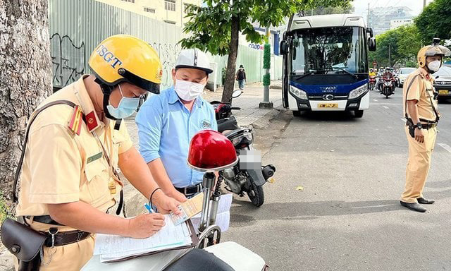 Cán bộ CSGT được phép dừng phương tiện trong 4 trường hợp (Ảnh minh hoạ)