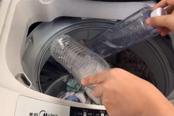 Cho 2 chai nhựa vào máy giặt cũng giúp quần áo giặt sạch hơn (Ảnh minh họa)