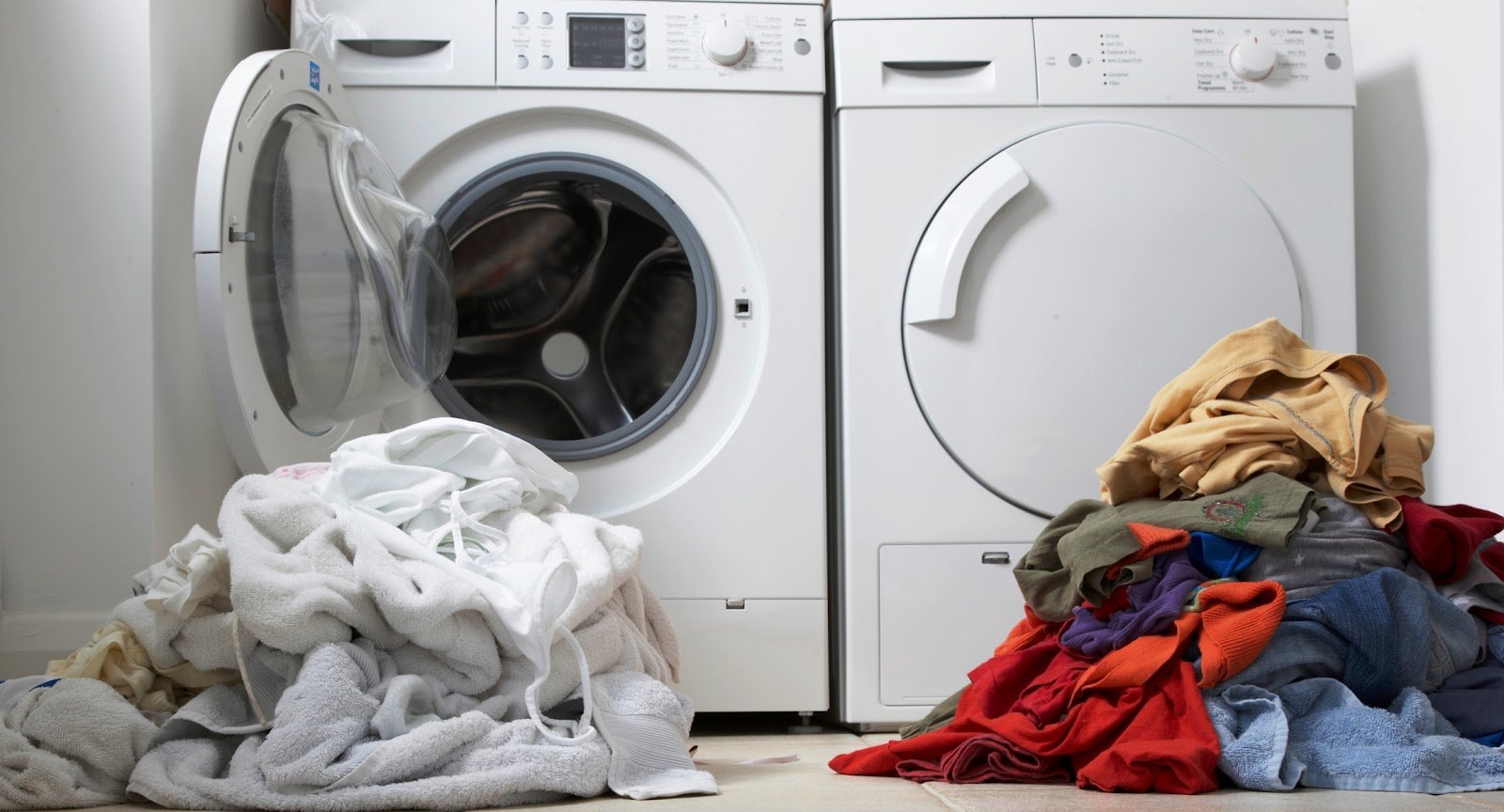 Quần áo nên được phân loại trước khi giặt (Ảnh minh họa)