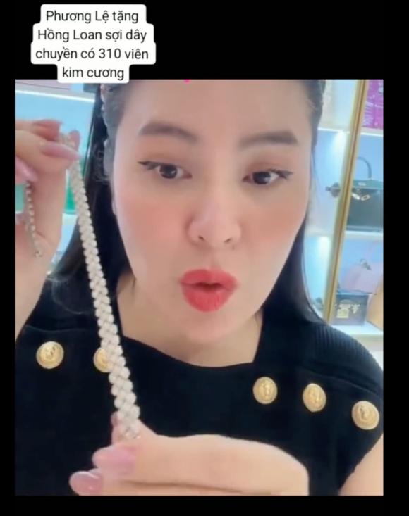 Hoa hậu Phương Lê livestream cho biết tặng Hồng Loan chiếc dây chuyền 310 viên kim cương