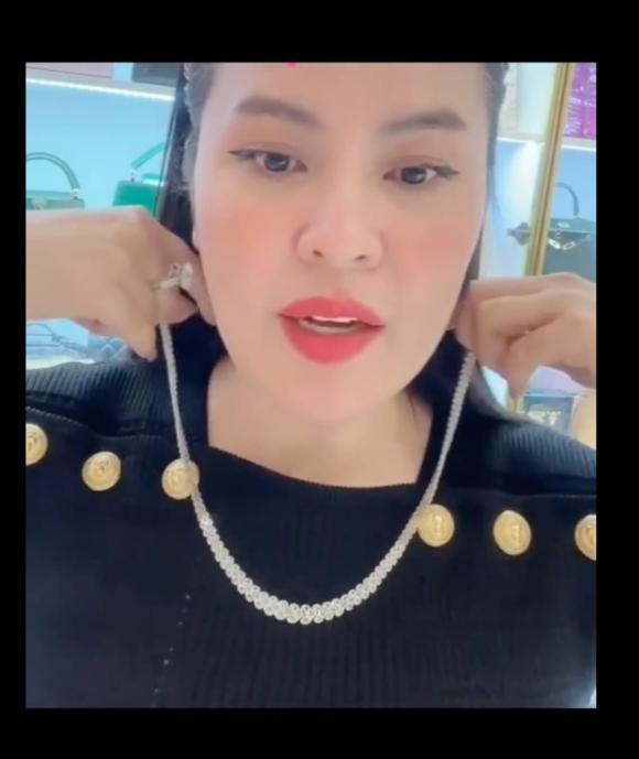 Hoa hậu Phương Lê chi 300 triệu cho Bình Tinh mua xe hơi, tặng con gái Vũ Linh dây chuyền 310 viên kim cương - ảnh 1
