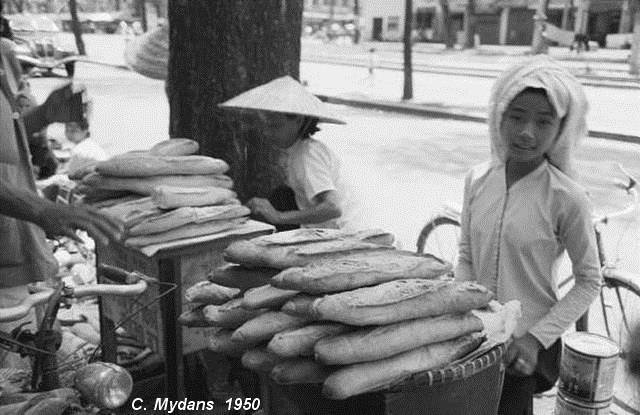 Bánh mì Việt Nam có nguồn gốc từ bánh baguette của Pháp (Ảnh tư liệu)