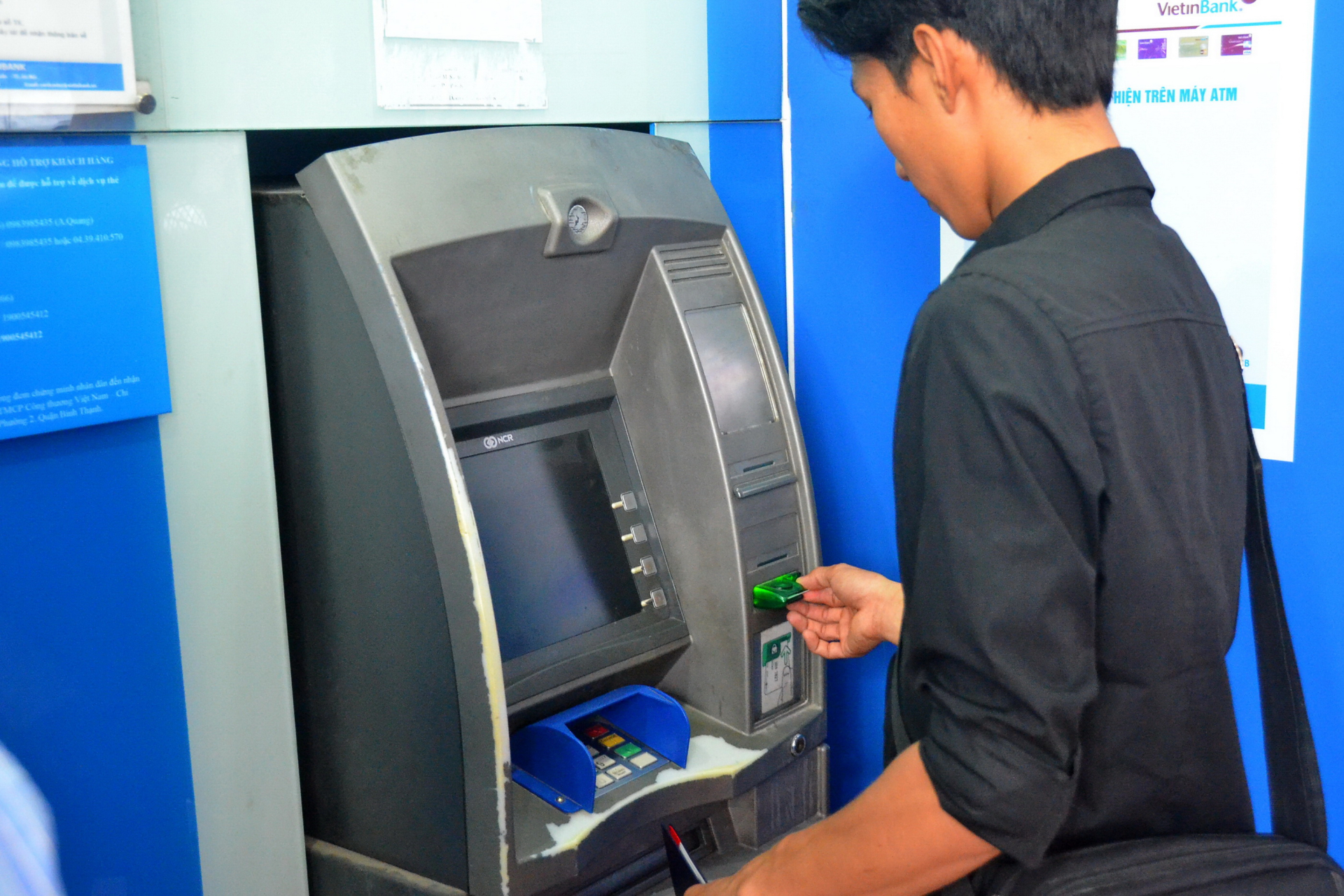 Mọi người có thể rút tiền ở cây ATM (Ảnh minh họa)