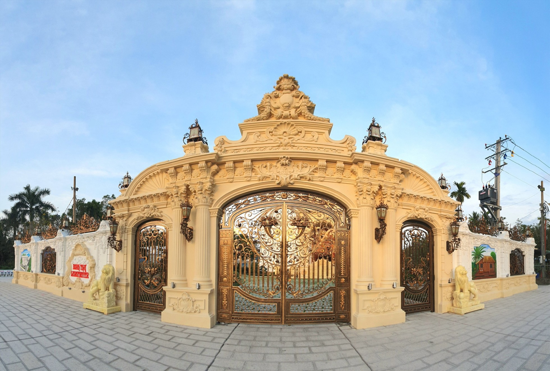 Cổng toà lâu đài của ông Lang (Ảnh: Báo Lao động)