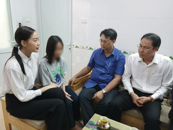 Hoa hậu Bảo Ngọc nhận nuôi bé gái mất cả gia đình sau vụ cháy chung cư mini ở Hà Nội (Ảnh: Báo Lao động)