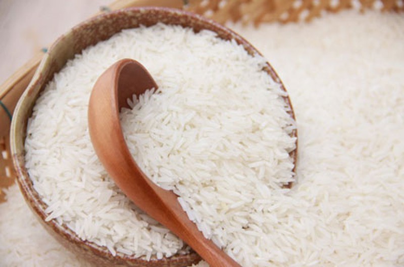 Gạo mới thường trông mẩy hơn, phôi trắng còn nguyên, hạt ít vỡ (Ảnh minh họa)