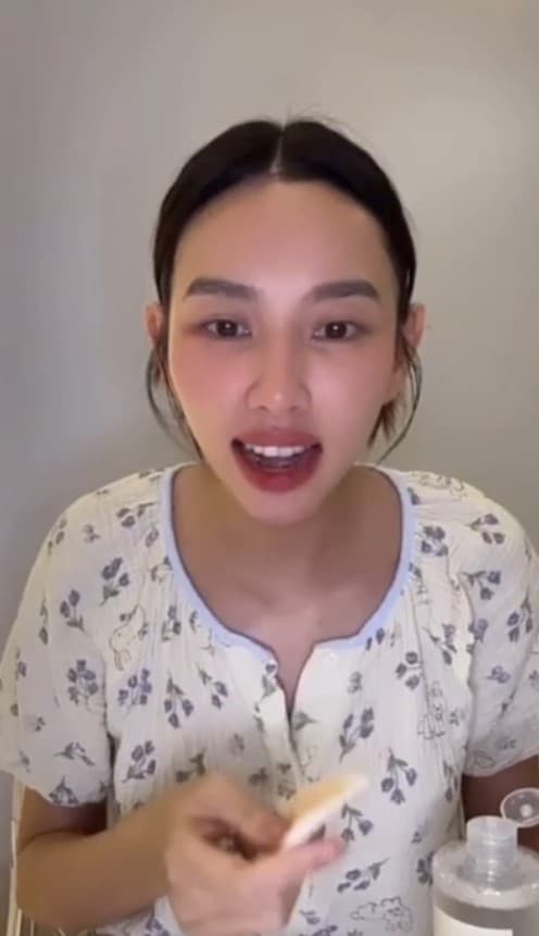 Hoa hậu Thùy Tiên vừa tẩy trang vừa trò chuyện cùng fan