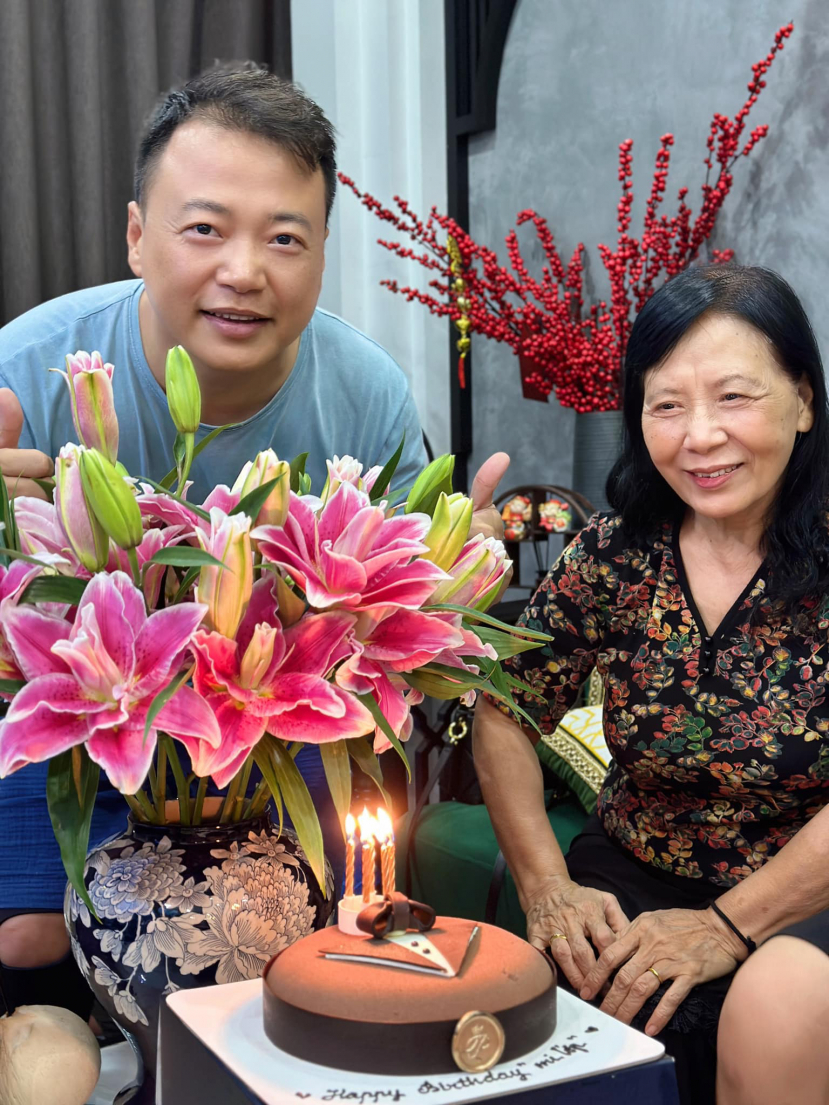 Shark Bình cũng về nhà để đón sinh nhật cùng với người thân (Ảnh: FBNV)