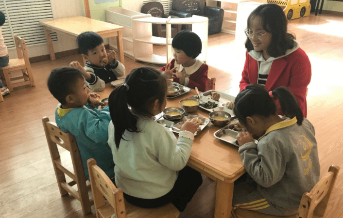 Cô giáo ở trường không cho các bé ăn quá no (Ảnh minh hoạ)