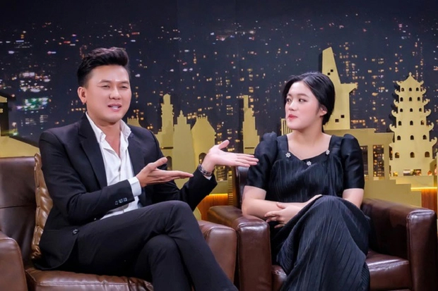 Quách Ngọc Tuyên và bà xã Thảo Hân trong chương trình 'The Khang Show'
