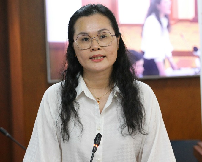 Bà Lê Thụy Mỵ Châu, Phó giám đốc Sở Giáo dục và Đào tạo TP HCM, trả lời họp báo chiều 28/9 (Ảnh: VnExpress)