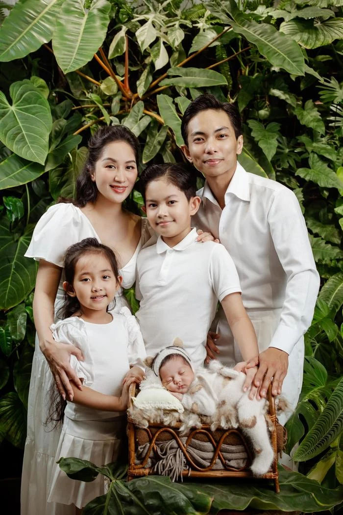 Bức ảnh gia đình nhà Phan Hiển - Khánh Thi