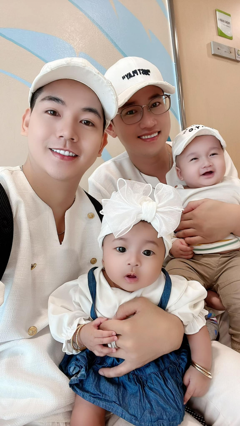 Hà Trí Quang và Thanh Đoàn cùng 2 con sinh đôi