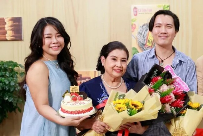 Mai Thanh Dung hiện đang sống cùng con trai và con dâu