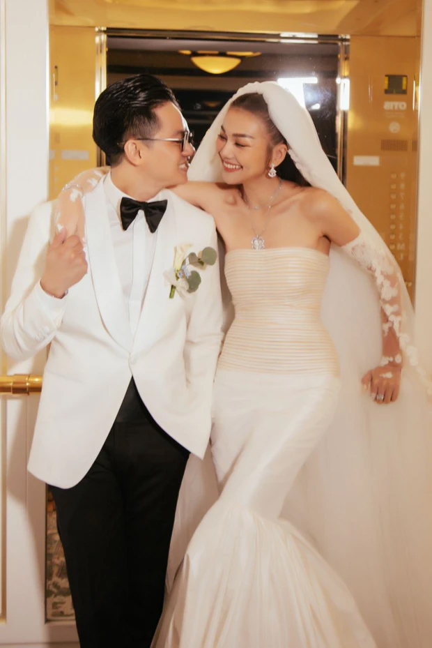 Hé lộ ảnh cưới full HD của Thanh Hằng: Chú rể sửa giày, hôn nhẹ cô dâu đầy tình cảm - ảnh 5