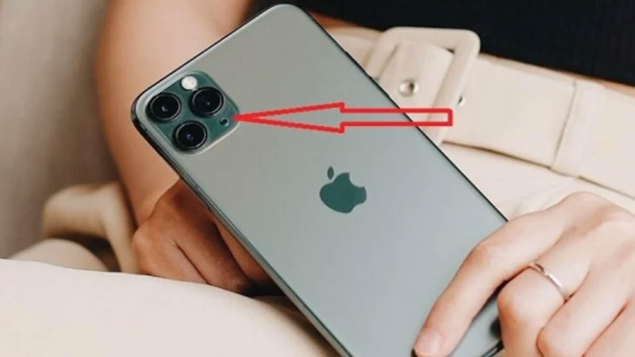 Dấu chấm đen ở khu vực camera phía sau iPhone mang đến công dụng tuyệt vời cho người dùng (Ảnh minh họa)