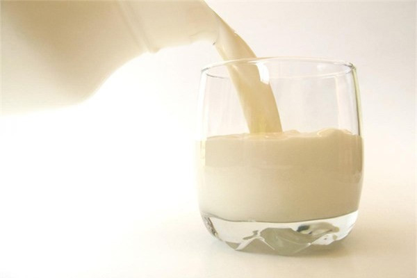 Sữa giúp làm giảm sức ảnh hưởng của gói hút ẩm đến sức khỏe của trẻ (Ảnh minh họa)