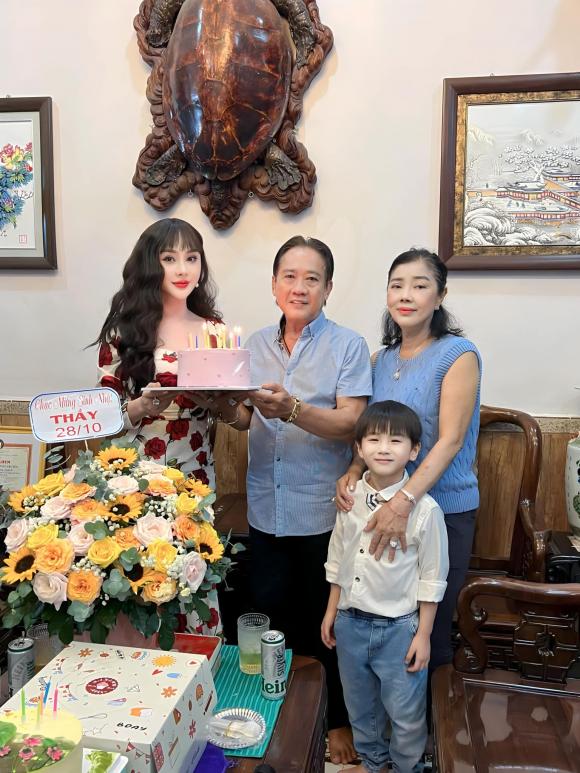 Lâm Khánh Chi cùng con trai về nhà tổ chức sinh nhật cho bố